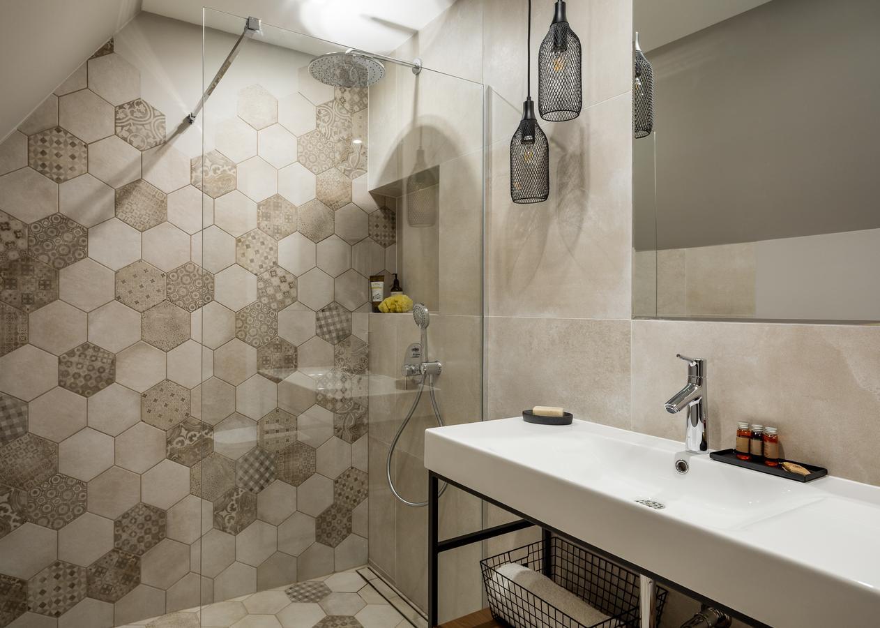 ザコパネ Biala Owca Bed & Breakfast エクステリア 写真 Bathroom with shower enclosure
